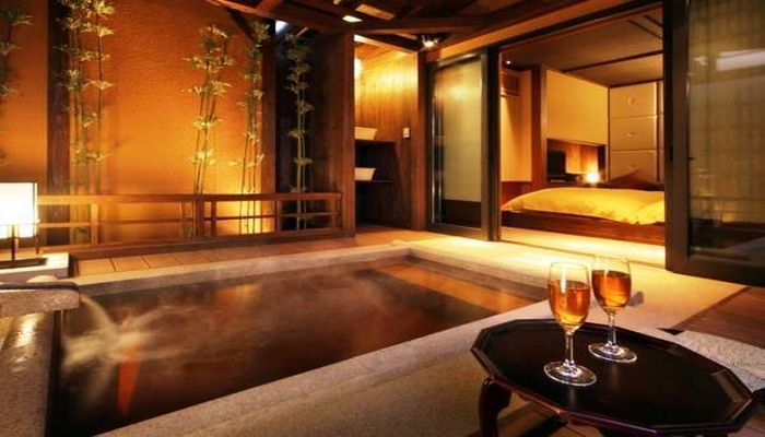 露天風呂付き客室で海鮮料理が ...